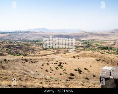 Vista della desolazione armena dall'Arco di Charents, situato nel villaggio di Voghaberd, regione di Kotayk, sulla strada Erevan - Garni nelle soleggiate giornate estive Foto Stock