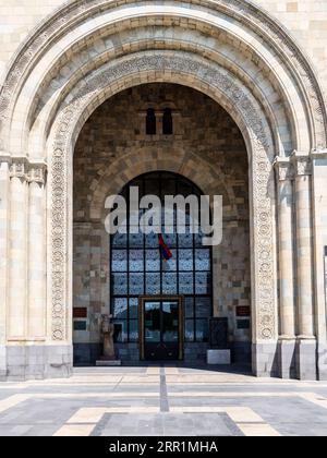 Erevan, Armenia - 21 agosto 2023: Porta del Museo di storia dell'Armenia in Piazza della Repubblica nella città di Erevan Foto Stock