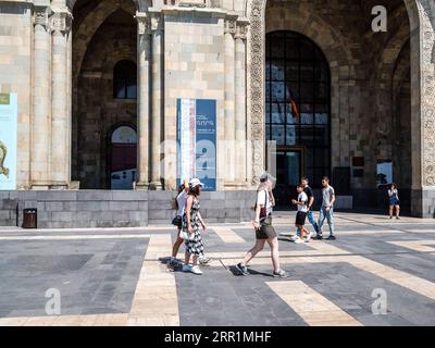 Erevan, Armenia - 21 agosto 2023: I turisti camminano vicino al Museo di storia dell'Armenia in Piazza della Repubblica nella città di Erevan nelle soleggiate giornate estive Foto Stock
