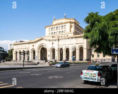 Erevan, Armenia - 21 agosto 2023: Edificio della Galleria Nazionale dell'Armenia e del Museo di storia dell'Armenia in Piazza della Repubblica nella città di Erevan sul sole Foto Stock