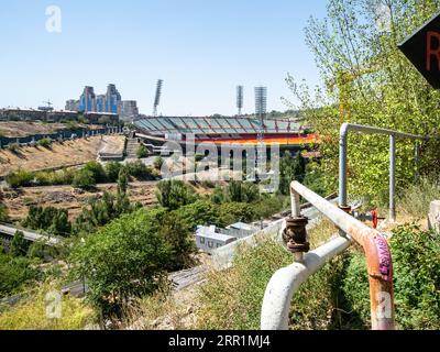 Erevan, Armenia - 23 agosto 2023: Vista della Gola di Hrazdan con Hrazdan Staduim nel quartiere della città di Erevan da via Sergey Parajanov su Sunny Sum Foto Stock