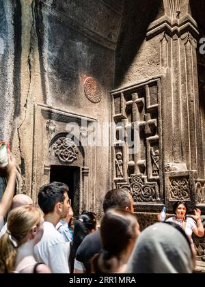 Goght, Armenia - 25 agosto 2023: Escursione nel monastero medievale di Geghard in Armenia. Geghard parzialmente scavato nella montagna adiacente, Foto Stock