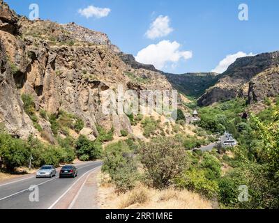 Goght, Armenia - 25 agosto 2023: Strada per il monastero medievale di Geghard in Armenia. Geghard è parzialmente scavato nella montagna adiacente, io Foto Stock