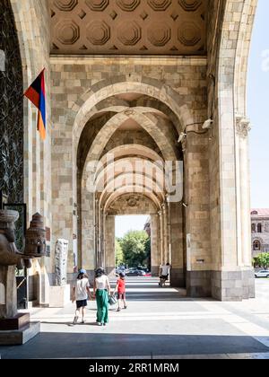 Erevan, Armenia - 23 agosto 2023: Persone ad arco vicino all'ingresso del Museo di storia dell'Armenia in Piazza della Repubblica nella città di Erevan nelle soleggiate giornate estive Foto Stock