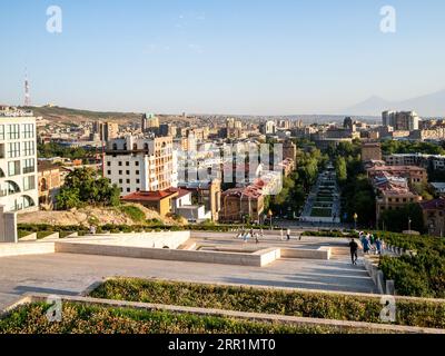 Yerevan, Armenia - 23 agosto 2023: Vista dall'alto di via Tamanyan nel quartiere di Kentron nella città di Yerevan dalle scalinate delle Cascate al tramonto estivo Foto Stock