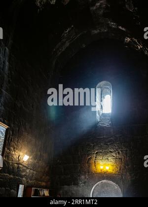 Sevan, Armenia - 25 agosto 2023: Luce dalla finestra sopra l'ingresso alla chiesa Surp Arakelots del monastero di Sevanavank. Il monastero di Sevan fu fondato nel 87 Foto Stock