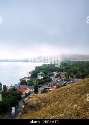 Sevan, Armenia - 25 agosto 2023: Vista dall'alto dell'area parcheggio sul lago Sevan dal monastero di Sevanavank il giorno estivo coperto, Armenia Foto Stock