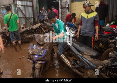 200922 -- SUKABUMI, 22 settembre 2020 -- Un uomo spinge una motocicletta danneggiata da inondazioni improvvise nel villaggio di Pasawahan, nel distretto di Sukabumi di Giava Occidentale in Indonesia il 22 settembre 2020. Nel distretto di Sukabumi della provincia di Giava Occidentale, le inondazioni hanno spazzato via tre persone, e sono in corso sforzi di ricerca e salvataggio, il portavoce dell'Agenzia nazionale per la gestione dei disastri Raditya Jati ha detto a Xinhua in un messaggio di testo. INDONESIA-WEST JAVA-FLASH FLOOD-AFTERMATH VERIXSANOVRI PUBLICATIONXNOTXINXCHN Foto Stock