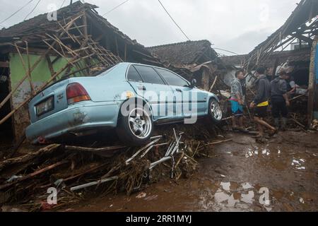 200922 -- SUKABUMI, 22 settembre 2020 -- Un'auto danneggiata da inondazioni improvvise è stata vista nel villaggio di Pasawahan, nel distretto di Sukabumi di Giava Occidentale in Indonesia il 22 settembre 2020. Nel distretto di Sukabumi della provincia di Giava Occidentale, le inondazioni hanno spazzato via tre persone, e sono in corso sforzi di ricerca e salvataggio, il portavoce dell'Agenzia nazionale per la gestione dei disastri Raditya Jati ha detto a Xinhua in un messaggio di testo. INDONESIA-WEST JAVA-FLASH FLOOD-AFTERMATH VERIXSANOVRI PUBLICATIONXNOTXINXCHN Foto Stock