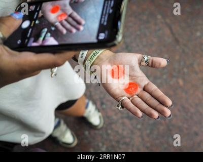 Yerevan, Armenia - 26 agosto 2023: Foto di gettoni di plastica su palma di una turista femminile per un viaggio sulla metropolitana della città di Erevan da vicino la sera d'estate Foto Stock