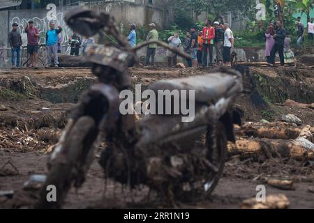 200922 -- SUKABUMI, 22 settembre 2020 -- la gente si riunisce nel villaggio di Pasawahan, distretto di Sukabumi di Giava Occidentale dopo le inondazioni improvvise in Indonesia il 22 settembre 2020. Nel distretto di Sukabumi della provincia di Giava Occidentale, le inondazioni hanno spazzato via tre persone, e sono in corso sforzi di ricerca e salvataggio, il portavoce dell'Agenzia nazionale per la gestione dei disastri Raditya Jati ha detto a Xinhua in un messaggio di testo. INDONESIA-WEST JAVA-FLASH FLOOD-AFTERMATH VERIXSANOVRI PUBLICATIONXNOTXINXCHN Foto Stock