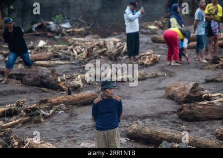 200922 -- SUKABUMI, 22 settembre 2020 -- la gente si riunisce nel villaggio di Pasawahan, distretto di Sukabumi di Giava Occidentale dopo le inondazioni improvvise in Indonesia il 22 settembre 2020. Nel distretto di Sukabumi della provincia di Giava Occidentale, le inondazioni hanno spazzato via tre persone, e sono in corso sforzi di ricerca e salvataggio, il portavoce dell'Agenzia nazionale per la gestione dei disastri Raditya Jati ha detto a Xinhua in un messaggio di testo. INDONESIA-WEST JAVA-FLASH FLOOD-AFTERMATH VERIXSANOVRI PUBLICATIONXNOTXINXCHN Foto Stock