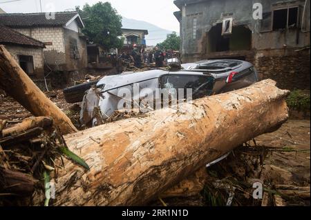 News Bilder des Tages 200922 -- SUKABUMI, 22 settembre 2020 -- Un'auto danneggiata da inondazioni improvvise è stata vista nel villaggio di Pasawahan, nel distretto di Sukabumi di Giava Occidentale in Indonesia il 22 settembre 2020. Nel distretto di Sukabumi della provincia di Giava Occidentale, le inondazioni hanno spazzato via tre persone, e sono in corso sforzi di ricerca e salvataggio, il portavoce dell'Agenzia nazionale per la gestione dei disastri Raditya Jati ha detto a Xinhua in un messaggio di testo. INDONESIA-WEST JAVA-FLASH FLOOD-AFTERMATH VERIXSANOVRI PUBLICATIONXNOTXINXCHN Foto Stock