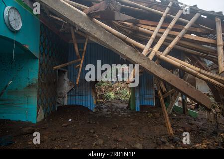 200922 -- SUKABUMI, 22 settembre 2020 -- Una casa danneggiata da inondazioni improvvise è stata vista nel villaggio di Pasawahan, nel distretto di Sukabumi di Giava Occidentale in Indonesia il 22 settembre 2020. Nel distretto di Sukabumi della provincia di Giava Occidentale, le inondazioni hanno spazzato via tre persone, e sono in corso sforzi di ricerca e salvataggio, il portavoce dell'Agenzia nazionale per la gestione dei disastri Raditya Jati ha detto a Xinhua in un messaggio di testo. INDONESIA-WEST JAVA-FLASH FLOOD-AFTERMATH VERIXSANOVRI PUBLICATIONXNOTXINXCHN Foto Stock