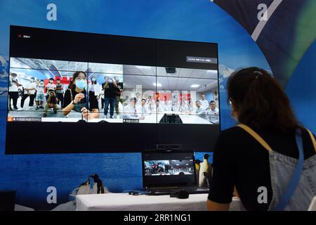 200922 -- QINGDAO, 22 settembre 2020 -- Un visitatore parla con i ricercatori della stazione cinese di Zhongshan in Antartide via video durante l'East Asia Marine Expo 2020 a Qingdao, provincia dello Shandong della Cina orientale, 22 settembre 2020. Il 2020 East Asia Marine Expo ha aperto martedì a Qingdao, una città costiera della provincia dello Shandong della Cina orientale, che riunisce più di 770 aziende e istituti provenienti da oltre 70 paesi e regioni. Più di 50.000 mostre diverse che vanno dall'ingegneria oceanica, esplorazione offshore di petrolio e gas, esplorazione dei fondali marini, acquacoltura di acque profonde e attrezzature di ricerca scientifica, fino alla scienza Foto Stock