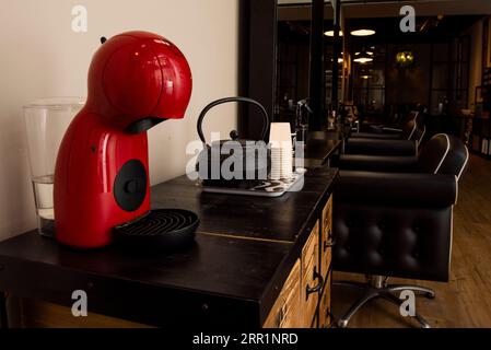 Bollitore per tè e caffè gratuito in un parrucchiere scuro Foto Stock