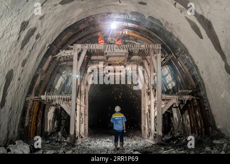 200923 -- VIENTIANE, 23 settembre 2020 -- i lavoratori sono visti nel cantiere del tunnel di Ban Phoukeu a Muang Nga della provincia di Oudomxay, Laos, 21 settembre 2020. Martedì una società di ingegneria ferroviaria cinese ha attraversato il tunnel di Ban Phoukeu, l'ultimo grande tunnel lungo quasi 9.000 metri lungo la ferrovia Cina-Laos. Ha segnato un'importante pietra miliare nella costruzione della ferrovia transfrontaliera e ha gettato solide fondamenta per il tempestivo completamento del mega progetto. Foto di /Xinhua LAOS-CHINA-RAILWAY-LAST MAJOR TUNNEL-DRILLING-THROUGH PanxLongzhu PUBLICATIONxNOTxINxCHN Foto Stock