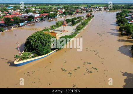 200923 -- PURSAT, 23 settembre 2020 -- foto aerea scattata il 21 settembre 2020 mostra il fiume Pursat nella provincia di Pursat nella Cambogia nord-occidentale. L'impatto della tempesta tropicale Noul ha causato la morte di 11 persone e una scomparsa in Cambogia, ha detto lunedì un portavoce per il controllo delle catastrofi. Il portavoce del Comitato Nazionale per la gestione dei disastri Khun Sokha ha detto che pioggia pesante, vento forte e fulmini sono iniziati nel regno il 17-20 settembre a seguito della tempesta che ha colpito Filippine, Vietnam, Thailandia e Laos. Foto di /Xinhua CAMBODIA-PURSAT-FLOOD LixLay PUBLICATIONxNOTxINxCHN Foto Stock