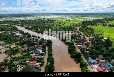 200923 -- PURSAT, 23 settembre 2020 -- foto aerea scattata il 21 settembre 2020 mostra case inondate lungo il fiume Pursat nella provincia di Pursat nella Cambogia nord-occidentale. L'impatto della tempesta tropicale Noul ha causato la morte di 11 persone e una scomparsa in Cambogia, ha detto lunedì un portavoce per il controllo delle catastrofi. Il portavoce del Comitato Nazionale per la gestione dei disastri Khun Sokha ha detto che pioggia pesante, vento forte e fulmini sono iniziati nel regno il 17-20 settembre a seguito della tempesta che ha colpito Filippine, Vietnam, Thailandia e Laos. Foto di /Xinhua CAMBODIA-PURSAT-FLOOD LixLay PUBLICATIONxNOTxINxCHN Foto Stock