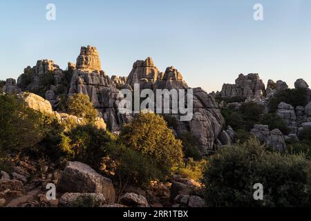 Splendida vista sul pendio montano della Sierra del Torcal con prati verdi e alte cime situate contro il cielo azzurro di Malaga Foto Stock