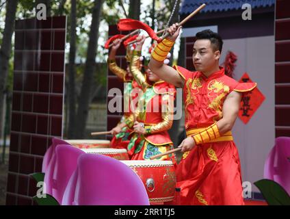 200924 -- PECHINO, 24 settembre 2020 -- gli artisti hanno battuto la batteria all'apertura di un evento celebrativo per celebrare il festival cinese del raccolto degli agricoltori nel distretto di Pinggu di Pechino, capitale della Cina, 24 settembre 2020. CHINA-BEIJING-CHINESE FARMERS HARVEST FESTIVAL CN RENXCHAO PUBLICATIONXNOTXINXCHN Foto Stock