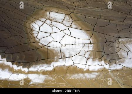 Vista dall'alto dello sfondo astratto con dipinti di colore bianco e marrone incrinati in molti pezzi Foto Stock