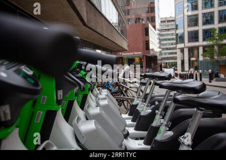 Una fila di biciclette sulla strada di Londra, in Inghilterra Foto Stock