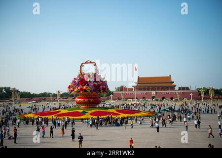 200924 -- PECHINO, 24 settembre 2020 -- i turisti camminano vicino a un cesto di fiori in Piazza Tian anmen a Pechino, capitale della Cina, 24 settembre 2020. L'esposizione alta 18 metri a forma di cesto di fiori è collocata al centro di Piazza Tian Anmen come decorazione per la prossima festa nazionale. CESTO DI FIORI QUADRATI CHINA-BEIJING-TIAN ANMEN CN CHENXZHONGHAO PUBLICATIONXNOTXINXCHN Foto Stock