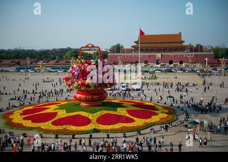 200924 -- PECHINO, 24 settembre 2020 -- i turisti camminano vicino a un cesto di fiori in Piazza Tian anmen a Pechino, capitale della Cina, 24 settembre 2020. L'esposizione alta 18 metri a forma di cesto di fiori è collocata al centro di Piazza Tian Anmen come decorazione per la prossima festa nazionale. CESTO DI FIORI QUADRATI CHINA-BEIJING-TIAN ANMEN CN CHENXZHONGHAO PUBLICATIONXNOTXINXCHN Foto Stock