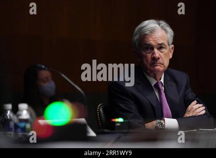 200925 -- WASHINGTON, D.C., 25 settembre 2020 -- il presidente della Federal Reserve statunitense Jerome Powell testimonia in un'udienza davanti alla Commissione del Senato degli Stati Uniti per le banche, le abitazioni e gli affari urbani a Capitol Hill a Washington, D.C., negli Stati Uniti, 24 settembre 2020. PER ANDARE CON Spotlight: Le bancarelle di recupero del mercato del lavoro degli Stati Uniti con il Congresso bloccato sul sostegno fiscale Toni L. Sandys/Pool via Xinhua U.S.-WASHINGTON, D.C.-CAPITOL-HEARING TxOniL.Sandys/liujie PUBLICATIONxNOTxINxCHN Foto Stock