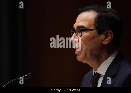 200925 -- WASHINGTON, D.C., 25 settembre 2020 -- il Segretario del Tesoro degli Stati Uniti Steven Mnuchin testimonia in un'udienza davanti al Comitato del Senato degli Stati Uniti per le banche, gli alloggi e gli affari urbani a Capitol Hill a Washington, D.C., negli Stati Uniti, 24 settembre 2020. PER ANDARE CON Spotlight: Le bancarelle di recupero del mercato del lavoro degli Stati Uniti con il Congresso bloccato sul sostegno fiscale Toni L. Sandys/Pool via Xinhua U.S.-WASHINGTON, D.C.-CAPITOL-HEARING TxOniL.Sandys/liujie PUBLICATIONxNOTxINxCHN Foto Stock