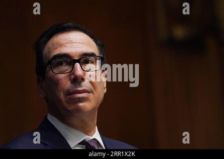 200925 -- WASHINGTON, D.C., 25 settembre 2020 -- il Segretario del Tesoro degli Stati Uniti Steven Mnuchin testimonia in un'udienza davanti al Comitato del Senato degli Stati Uniti per le banche, gli alloggi e gli affari urbani a Capitol Hill a Washington, D.C., negli Stati Uniti, 24 settembre 2020. PER ANDARE CON Spotlight: Le bancarelle di recupero del mercato del lavoro degli Stati Uniti con il Congresso bloccato sul sostegno fiscale Toni L. Sandys/Pool via Xinhua U.S.-WASHINGTON, D.C.-CAPITOL-HEARING TxOniL.Sandys/liujie PUBLICATIONxNOTxINxCHN Foto Stock