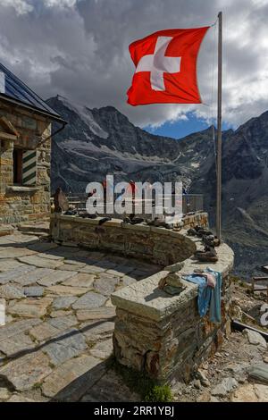 GRIMENTZ, SVIZZERA, 10 luglio 2022 : il rifugio Moiry gode di una vista mozzafiato sul ghiacciaio Moiry al culmine di una grande caduta di seraci, presso il Foto Stock