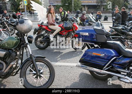 200926 -- MOSCA, 26 settembre 2020 -- Una ragazza che indossa le ali siede su una moto prima di un rally motociclistico che segna la chiusura della stagione motociclistica a Mosca, in Russia, il 26 settembre 2020. Diverse migliaia di motociclisti hanno partecipato al rally. Foto di Alexander Zemlianichenko Jr/Xinhua RUSSIA-MOSCA-PARATA MOTOCICLISTICA BaixXueqi PUBLICATIONxNOTxINxCHN Foto Stock