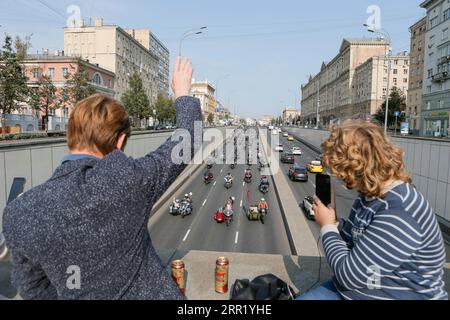 200926 -- MOSCA, 26 settembre 2020 -- le persone salutano i motociclisti mentre cavalcano lungo l'anello Garden durante un rally motociclistico che segna la chiusura della stagione motociclistica a Mosca, in Russia, il 26 settembre 2020. Diverse migliaia di motociclisti hanno partecipato al rally. Foto di Alexander Zemlianichenko Jr/Xinhua RUSSIA-MOSCA-PARATA MOTOCICLISTICA BaixXueqi PUBLICATIONxNOTxINxCHN Foto Stock