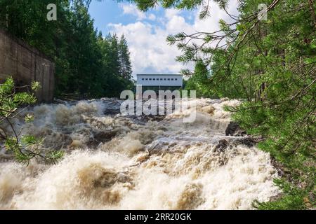 serrature aperte per lo scarico inattivo dell'acqua in una piccola centrale idroelettrica Foto Stock