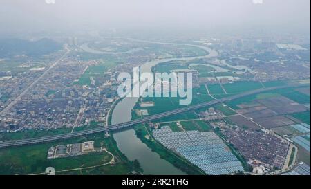 200929 -- SHANTOU, 29 settembre 2020 -- foto aerea scattata il 29 settembre 2020 mostra la superstrada Shantou-Jiexi che si estende sul fiume Lianjiang a Shantou, nella provincia del Guangdong della Cina meridionale. La superstrada Shantou-Jiexi lunga 86 km, che collega la città di Shantou e la contea di Jiexi nel Guangdong, è prevista per essere aperta al traffico entro la fine di quest'anno. La superstrada accorcerà ulteriormente il tempo di viaggio tra la parte orientale del Guangdong e la grande area della baia di Guangdong-Hong Kong-Macao, rafforzando al contempo i legami economici tra le due regioni. CHINA-GUANGDONG-SHANTOU-JIEXI-EXPRESSWAY-CONSTRUCTI Foto Stock