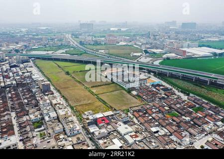 200929 -- SHANTOU, 29 settembre 2020 -- foto aerea scattata il 29 settembre 2020 mostra la superstrada Shantou-Jiexi e le abitazioni popolari lungo la superstrada a Shantou, nella provincia del Guangdong della Cina meridionale. La superstrada Shantou-Jiexi lunga 86 km, che collega la città di Shantou e la contea di Jiexi nel Guangdong, è prevista per essere aperta al traffico entro la fine di quest'anno. La superstrada accorcerà ulteriormente il tempo di viaggio tra la parte orientale del Guangdong e la grande area della baia di Guangdong-Hong Kong-Macao, rafforzando al contempo i legami economici tra le due regioni. CHINA-GUANGDONG-SHANTOU-JIEXI-EXPRESSWAY-CONS Foto Stock