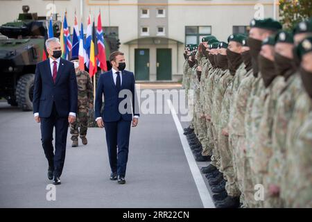 200929 -- RUKLA LITUANIA, 29 settembre 2020 -- Presidente LITUANO Gitanas Nauseda 1st L, fronte e Presidente francese Emmanuel Macron 2nd L, Front Inspect the NATO Multinational Battalion in Rukla, Lituania, il 29 settembre 2020. La Lituania ha compiuto enormi progressi nei due decenni successivi all'ultima visita ufficiale di Jacques Chirac nel 2001, come ha affermato lunedì Macron in quest'Aula, riferendosi a uno dei suoi predecessori. Foto di /Xinhua LITUANIA-RUKLA-FRANCIA-PRESIDENTE-VISITA AlfredasxPliadis PUBLICATIONxNOTxINxCHN Foto Stock