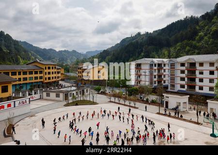 200929 -- SHIZHU, 29 settembre 2020 -- gli studenti praticano una danza popolare del gruppo etnico Tujia presso la Zhongyi Township Primary School a Shizhu Tujia Autonomous County, South West China S Chongqing Municipality, 16 aprile 2019. Zhongyi Township a Chongqing ha avuto un'alta incidenza di povertà a causa della scarsa qualità del suolo e dei trasporti scomodi in un terreno montuoso. Prima del 2018, più del 60% della forza lavoro nel villaggio di Huaxi si recò in altre città per guadagnarsi da vivere, lasciando quasi il 60% dei terreni agricoli incolti. Ma gli sforzi per alleviare la povertà cominciarono a portare cambiamenti a Hua Foto Stock