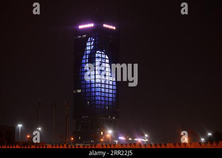 200930 -- PECHINO, 30 settembre 2020 -- Un edificio è illuminato con l'immagine del defunto emiro kuwaitiano Sheikh Sabah al-Ahmad al-Jaber al-Sabah a Kuwait City, Kuwait, il 29 settembre 2020. L'emiro kuwaitiano Sheikh Sabah al-Ahmad al-Jaber al-Sabah è deceduto martedì all'età di 91 anni. FOTO DEL GIORNO Xinhua PUBLICATIONxNOTxINxCHN Foto Stock