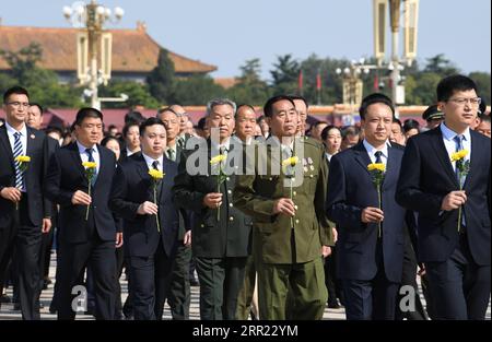 200930 -- PECHINO, 30 settembre 2020 -- Una cerimonia che presenta cesti di fiori agli eroi nazionali deceduti si tiene a Piazza Tian anmen per celebrare il giorno dei Martiri a Pechino, capitale della Cina, 30 settembre 2020. CHINA-BEIJING-MARTYRS DAY-CEREMATION CN RAOXAIMIN PUBLICATIONXNOTXINXCHN Foto Stock