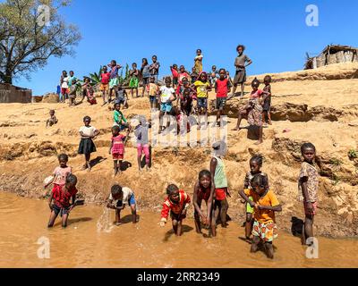 Madagascar, fiume Tsiribihina, gente in un villaggio lungo il fiume Foto Stock