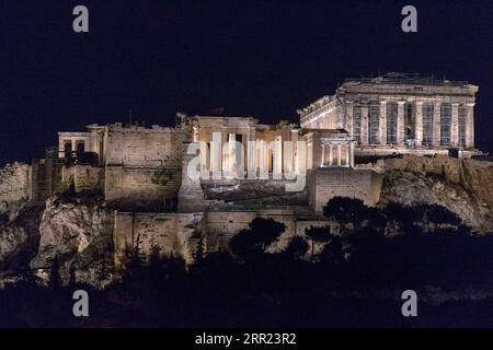 201001 -- ATENE, 1 ottobre 2020 -- l'Acropoli e il Partenone sono visti sotto un nuovo sistema di illuminazione, ad Atene, in Grecia, il 30 settembre 2020. Mercoledì è stato lanciato un nuovo sistema di illuminazione presso l'Acropoli e il Partenone, che utilizza lampade a LED a basso consumo energetico. GRECIA-ATENE-ACROPOLI-NUOVA ILLUMINAZIONE MariosxLolos PUBLICATIONxNOTxINxCHN Foto Stock