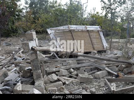 Berg Karabach, Kämpfe in der von Armenien und Aserbaidschan umstrittenen Region 201001 -- BAKU, 1 ottobre 2020 -- foto scattata il 30 settembre 2020 mostra una casa distrutta durante il nuovo round del conflitto del Nagorno-Karabakh tra Azerbaigian e Armenia nel distretto di Fuzuli dell'Azerbaigian. Il nuovo round del conflitto del Nagorno-Karabakh tra Azerbaigian e Armenia mercoledì è entrato nel suo quarto giorno, con più vittime rivelate dalle due parti. Foto di /Xinhua AZERBAIJAN-ARMENIA-CLASHES-CASUALITÀ TofikxBabayev PUBLICATIONxNOTxINxCHN Foto Stock