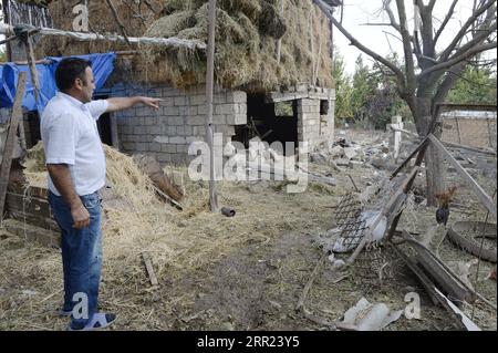 Berg Karabach, Kämpfe in der von Armenien und Aserbaidschan umstrittenen Region 201001 -- BAKU, 1 ottobre 2020 -- Un uomo mostra una casa danneggiata durante il nuovo round del conflitto del Nagorno-Karabakh tra Azerbaigian e Armenia nel distretto di Fuzuli in Azerbaigian, 30 settembre 2020. Il nuovo round del conflitto del Nagorno-Karabakh tra Azerbaigian e Armenia mercoledì è entrato nel suo quarto giorno, con più vittime rivelate dalle due parti. Foto di /Xinhua AZERBAIJAN-ARMENIA-CLASHES-CASUALITÀ TofikxBabayev PUBLICATIONxNOTxINxCHN Foto Stock