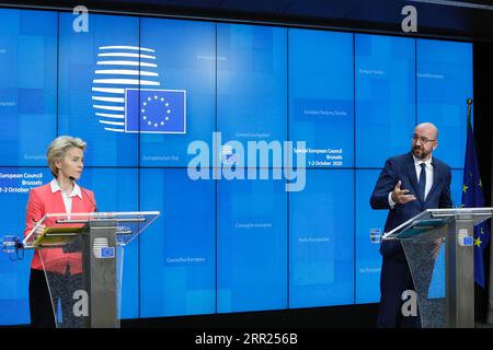 201002 -- BRUXELLES, 2 ottobre 2020 -- il presidente del Consiglio europeo Charles Michel R e la presidente della Commissione europea Ursula von der Leyen partecipano a una conferenza stampa online dopo il vertice speciale dell'UE a Bruxelles, in Belgio, il 2 ottobre 2020. Venerdì pomeriggio il Consiglio europeo ha concluso un vertice speciale di due giorni. /Handout via Xinhua BELGIUM-BRUSSELS-EU-SPECIAL SUMMIT-CONCLUSION EuropeanxUnion PUBLICATIONxNOTxINxCHN Foto Stock