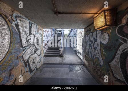 Un corridoio stretto andava da un posto all'altro, specialmente in alcuni edifici e nelle strade Foto Stock