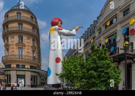 Gigantesca figura dell'artista giapponese Yayoi Kusama, di fronte ai grandi magazzini Louis Vuitton, Parigi Foto Stock