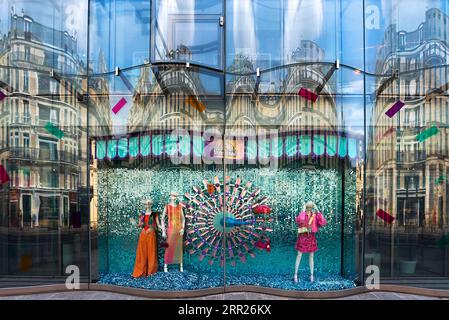 Vetrina della moda dai grandi magazzini di Parigi Les Galeries Lafayette, Parigi, Francia Foto Stock